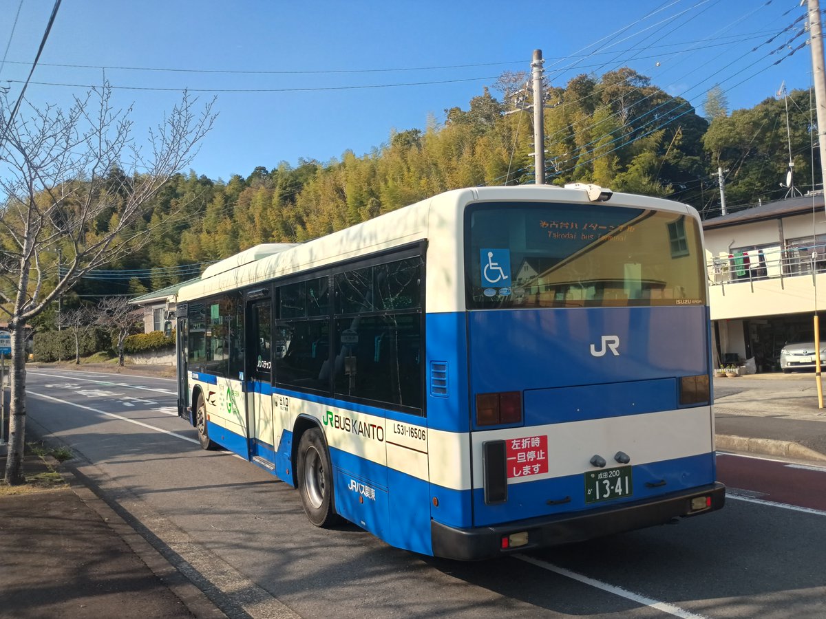 Naritakuko_RET's tweet image. 「多古本線」に久々に乗りました。
嬉しいことに、先日11/9に約50人と装飾したクリスマス
デコレーション車両でした。

来年2026年は多古線（旧県営鉄道）全線開通100周年。
JRバス関東 成田空港支店様と様々なイベントを計画しています。
x.com/Naritakuko_RET…
#多古町 #JRバス関東 #クリスマス