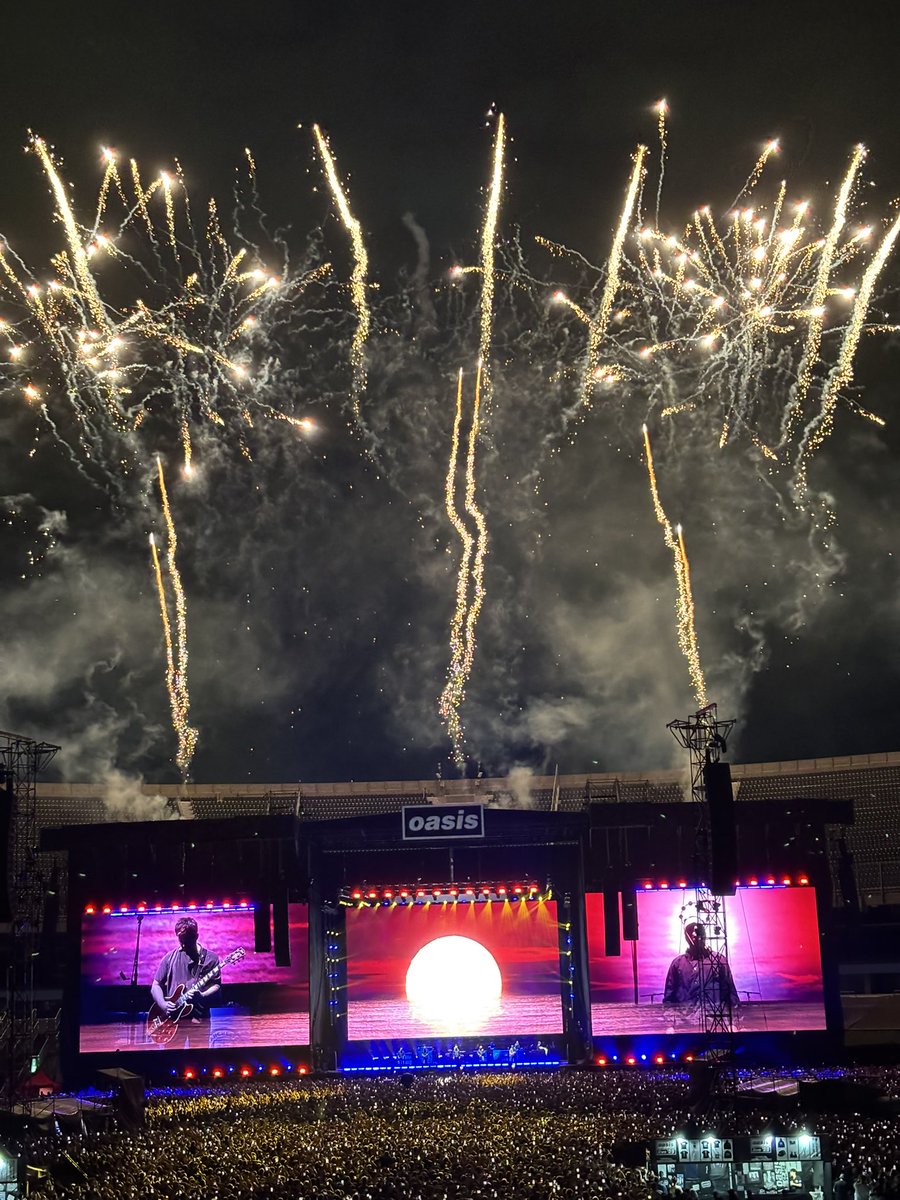 BautiMeling's tweet photo. No hay explicación para ver a esos dos tipos entrando de la mano. Es la felicidad total haber visto en vivo a Oasis. https://t.co/SSzrVJzMUx
