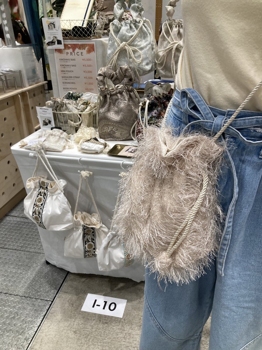 _msthandmade's tweet image. デザフェス、脱ぎ気がしやすいお洋服がおすすめです！だんだんと暑くなりますよ〜❤️‍🔥

新作のもこもこ巾着バッグ👇
南館一階【I-10】

#デザフェス
#デザフェス62 
#デザフェス62お品書き