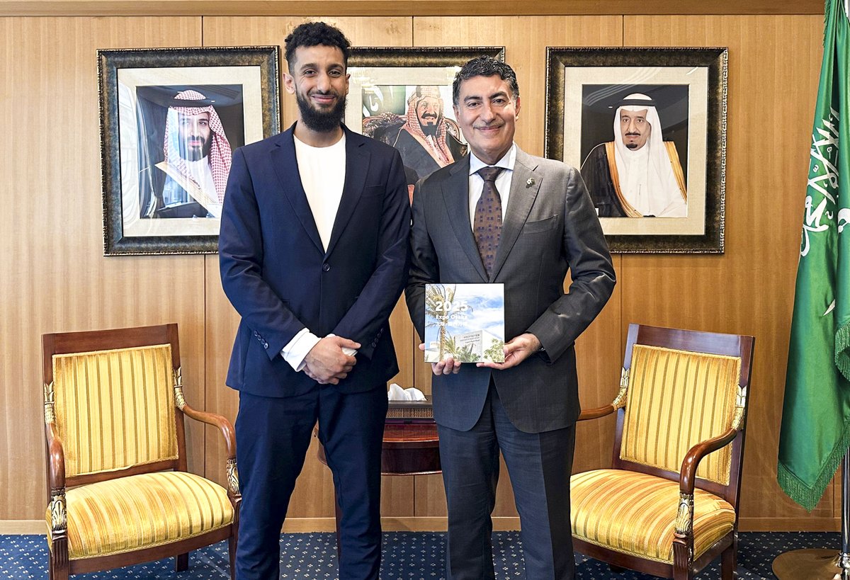 استعرضتُ كتاب (الجناح السعودي) الذي أعددته لشهور متواصلة في لقاء مع المفوض العام في إكسبو أوساكا 2025، سفير المملكة في اليابان د. غازي بن زقر.

الكتاب يوثق رحلة الجناح ككل: الجمال المعماري الأصيل إلى ثراء الفعاليات الثقافية.
ولعلها مرحلة جديدة في توثيق الإنجازات الوطنية الكبرى🇸🇦