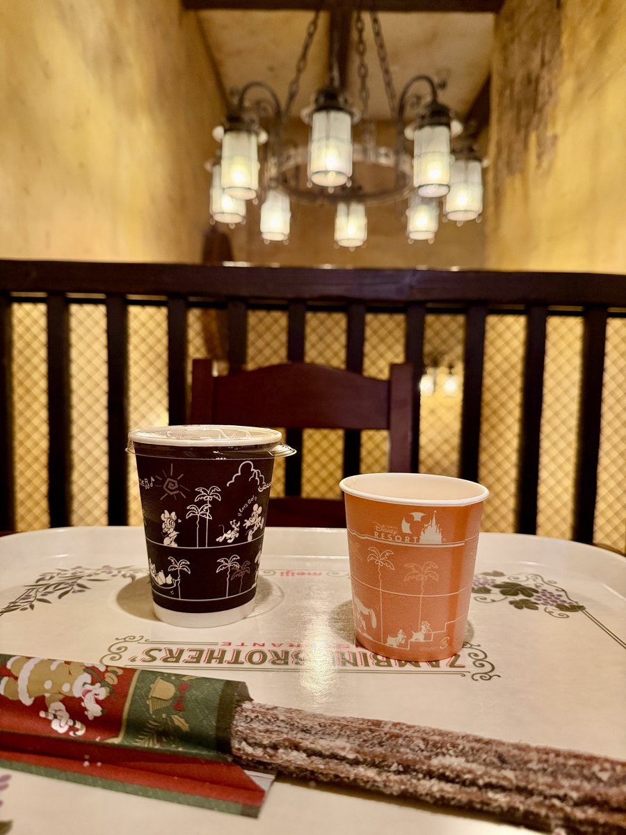 イコラブツアー行きたかったけど今日はディズニーシー！
瞳が座った席で休憩