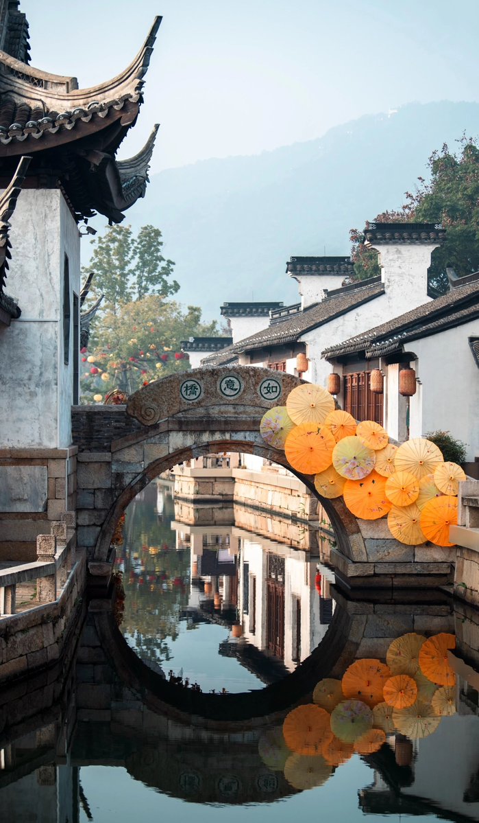 aishuzhan's tweet image. 雾里的塔尖、墙上的瓦当，都是江南不肯说破的温柔！