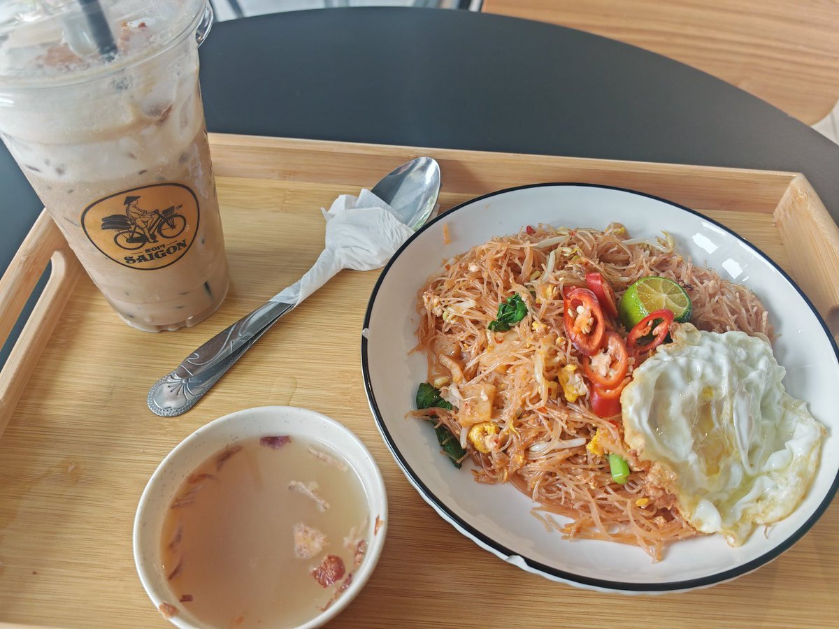 Kopi buttercream lemak manis, mihun portion penuh satu pinggan yang penting kena dengan tekak. Tak fancy pun, tapi cukup buat mood santai hari ni.  Kopi Saigon, Matang Parade, Kuching.