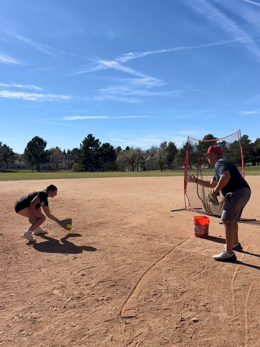 BraydenDailey31's tweet image. Having a Fresno State linebacker🏈 for a dad means nonstop training 😂🥎
Just trying to live up to the work ethic he taught me 🐾 

@FresnoStateFB @FresnoStateSB