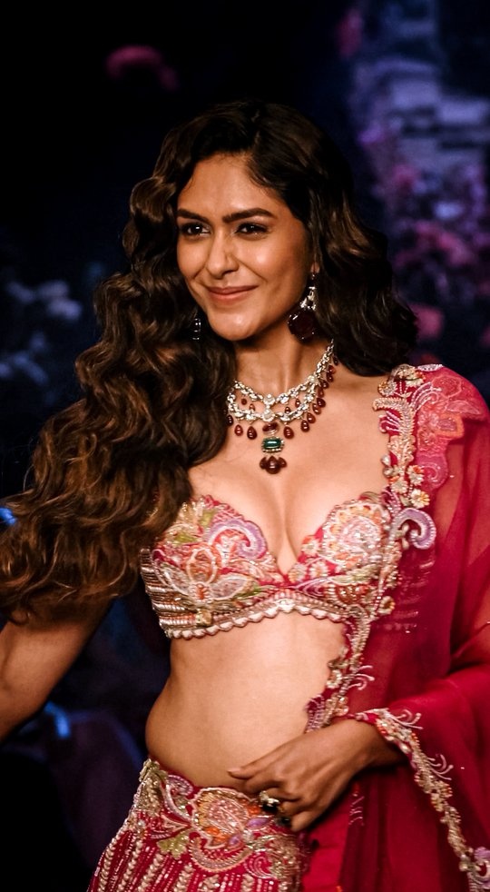 GlamSlot's tweet photo. What a wonderful✨😍 shape of navel she have....!!💋💋

#MrunalThakurhot #MrunalThakur @mrunal0801 https://t.co/KjwqsY1qii