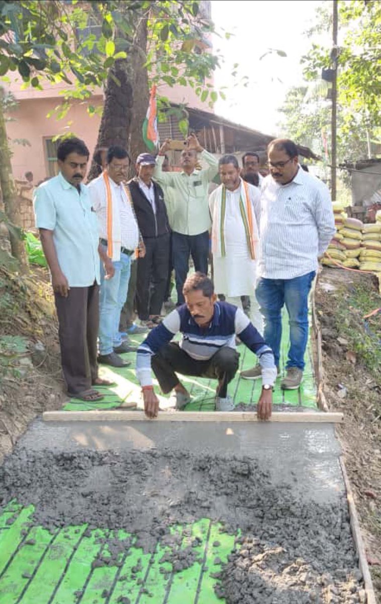 SukantaPaulAITC's tweet image. মাননীয়া মুখ্যমন্ত্রীর মস্তিষ্কপ্রসূত অংশগ্রহণমূলক উন্নয়ন ব‍্যবস্থার দ্রুত রূপায়ণ আজ বাংলা জুড়ে প্রতিফলিত।এই অভূতপূর্ব উন্নয়ন কর্মসূচি “আমাদের পাড়া,আমাদের সমাধান” আমতা বিধানসভার ঝিখিরা গ্রাম পঞ্চায়েত এলাকার কর্মসূচিতে মানুষের সিদ্ধান্ত নেওয়া প্রকল্পের কাজের সূচনা অনুষ্ঠানে