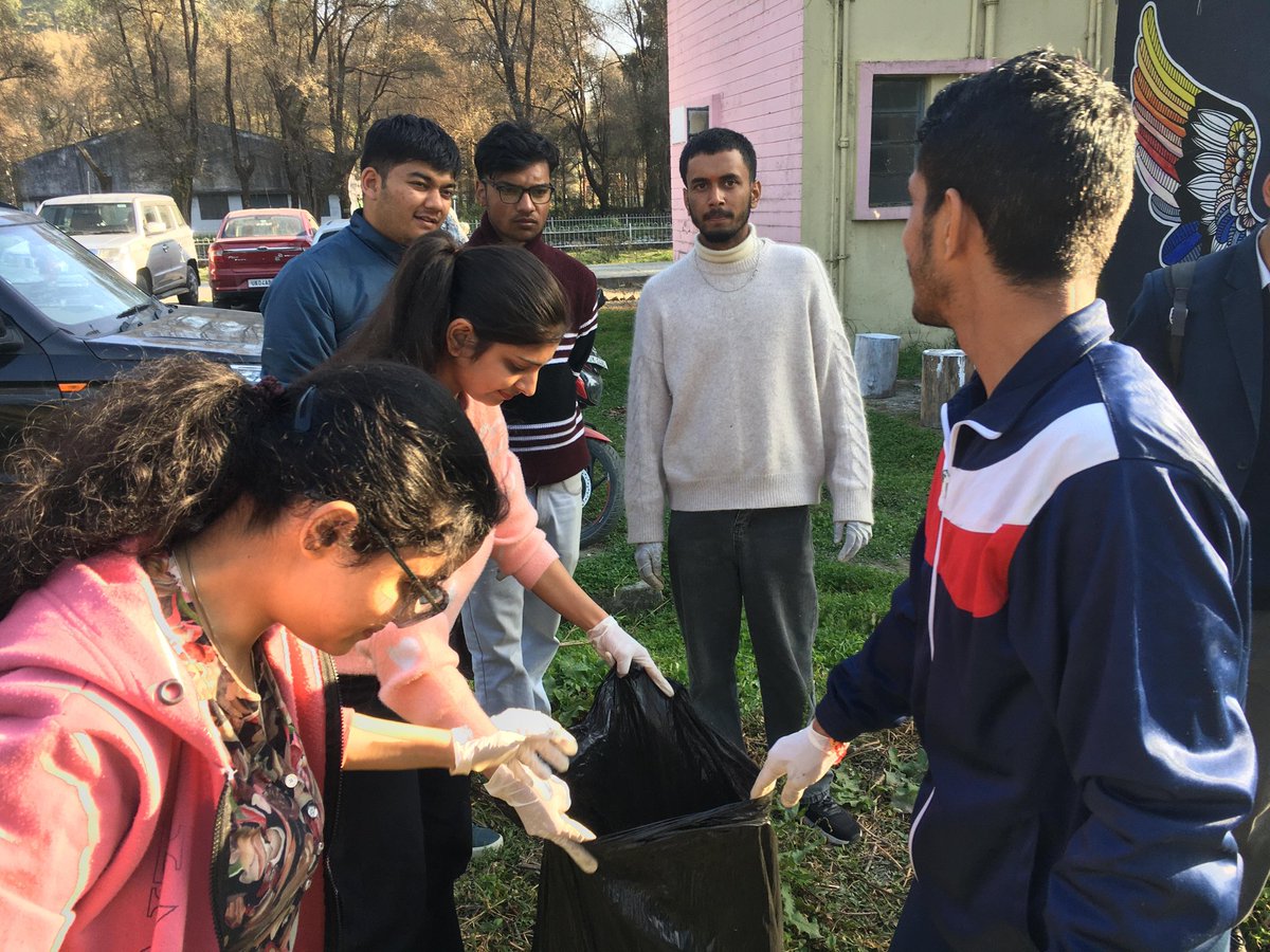 ActivityBias123's tweet photo. This Saturday, the ECo Society successfully conducted its campus-wide Cleanliness Drive. Thank you to all the dedicated members who volunteered their time to enhance the beauty and hygiene of our shared space. Remember to always use the bins! https://t.co/A38wUVKYuE