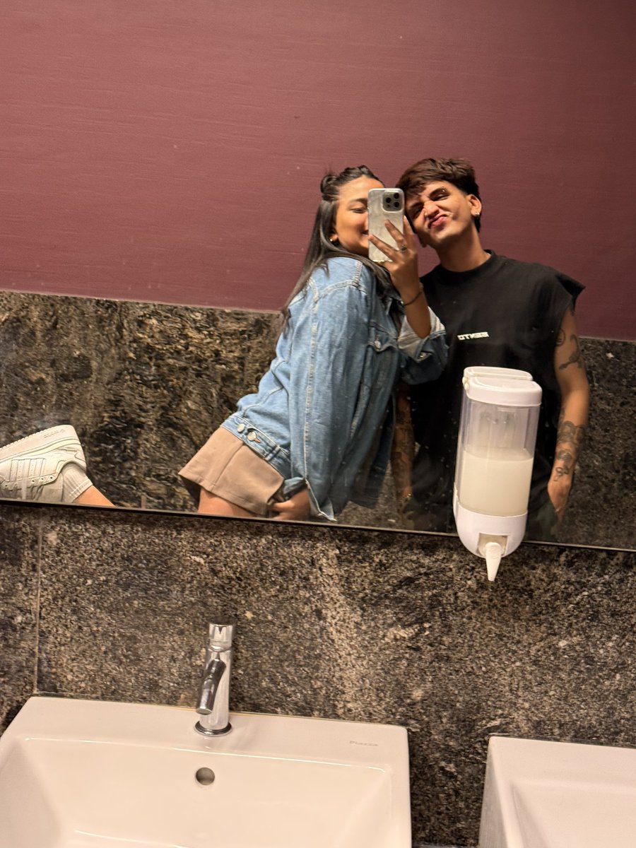 Sooodiaz's tweet photo. Feliz cumpleaños a este ser humano te amo un mundo mi amoreeeeee una amistad que quiero para toda mi vida https://t.co/cFt9XVZj5N