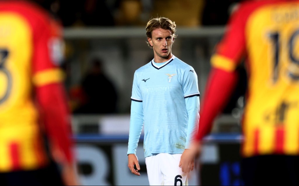 Niestety leczenie zachowawcze nie przyniosło zamierzonego efektu. Nico Rovella podda się operacji. Na boisku młodego Włocha zobaczymy dopiero w 2026r.

Zdroiej Nico jesteś potrzebny Lazio💪🏻🎼🦅🩵 !!