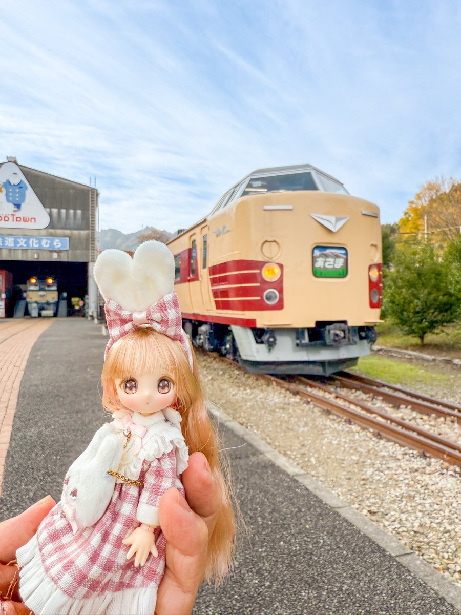 横川〜軽井沢間が廃止された1997年9月30日まで運行されていた189系特急あさま号。車内を見学することもできます。ありがたやー☺️🙏✨
#碓氷峠鉄道文化むら  #シュガーカップス  #メモワールカネット