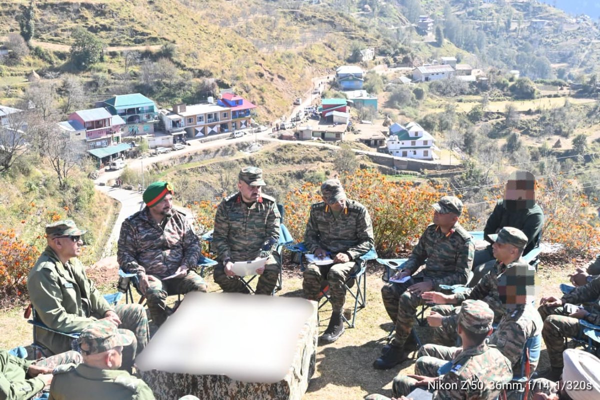 prodefencejammu's tweet image. Lt Gen Pratik Sharma, #ArmyCdrNC, visited Basantgarh and Rampur to review the counter terrorism grid. #ArmyCdrNC exhorted all ranks to remain vigilant and proactive against emerging threats in the hinterland. During the visit he also interacted with troops, lauding their…