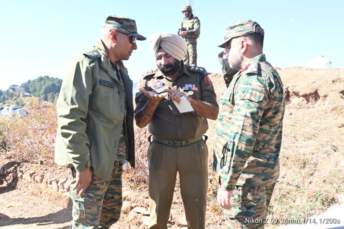 prodefencejammu's tweet image. Lt Gen Pratik Sharma, #ArmyCdrNC, visited Basantgarh and Rampur to review the counter terrorism grid. #ArmyCdrNC exhorted all ranks to remain vigilant and proactive against emerging threats in the hinterland. During the visit he also interacted with troops, lauding their…