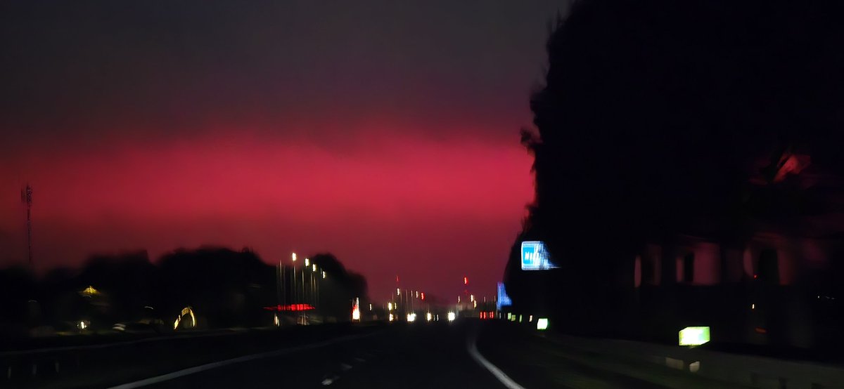 Steinvoorn's tweet photo. Noorderlicht aan de A7 bij Middenmeer

#noorderlicht #agriport https://t.co/xKLgSLvQqA
