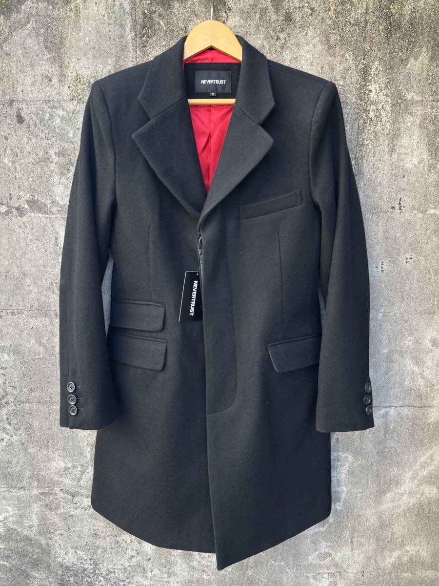 NEVERTRUSTの冬の定番Chesterfield Coat(クロンビーコート)が入荷しま