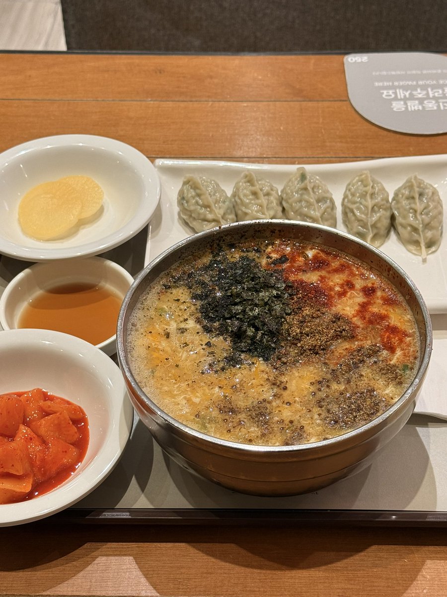 사이드메뉴에 만두가 있다면 만두 조금 포함된 세트가 있다면 그걸 그냥 지나치지 못한다고. 근데 나 이번주에 하루 빼고 다 만두 먹은 거 같다.
