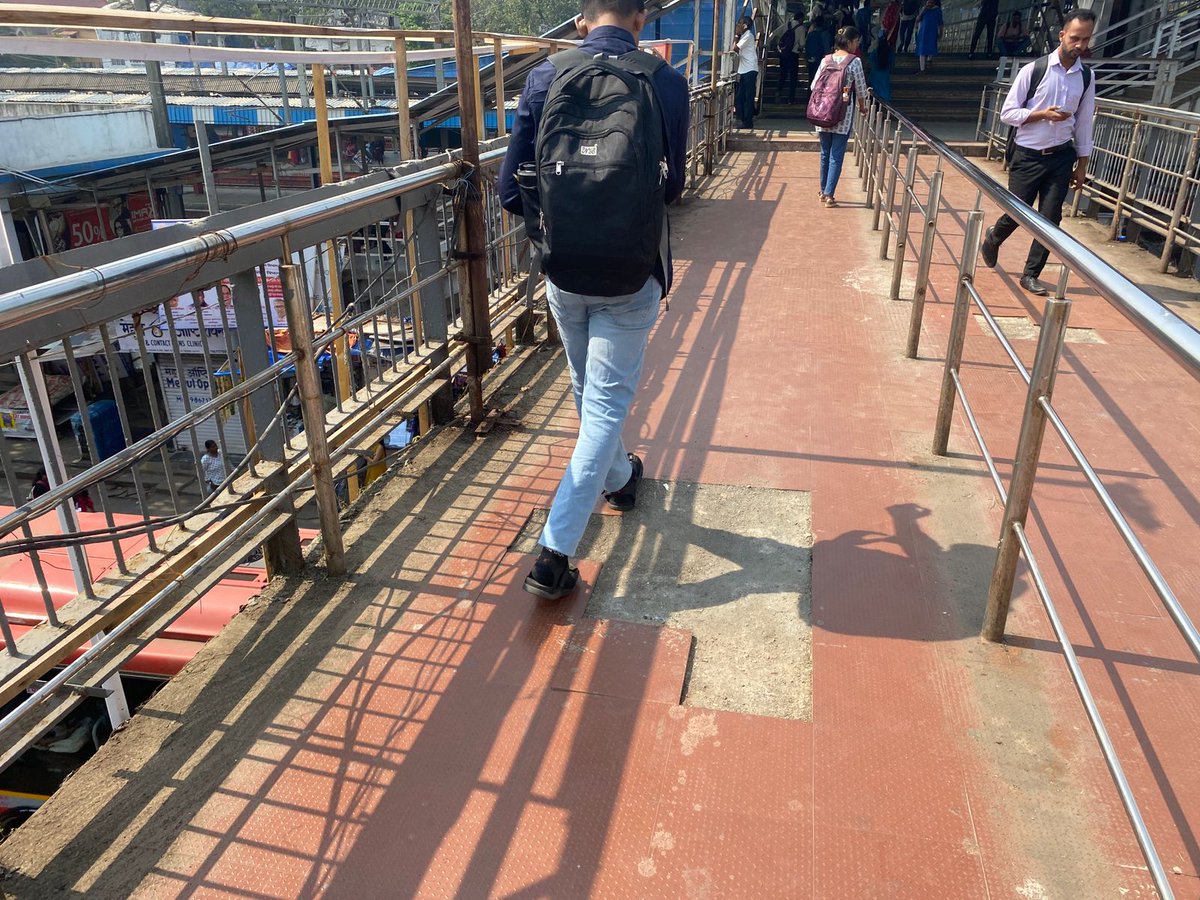ParleswarP's tweet photo. 13 नोव्हेंबर रोजी पार्लेस्वर प्रतिष्ठानच्या पाठपुराव्याने विलेपार्ले (पूर्व) पादचारी पुलावरील लोखंडी बॅरिकेडजवळील झाडं काढून स्वच्छता करण्यात आली. तातडीने कारवाई केल्याबद्दल BMC चे मनःपूर्वक धन्यवाद. @mybmcWardKE @SPMgrp https://t.co/IfM03Utc8O