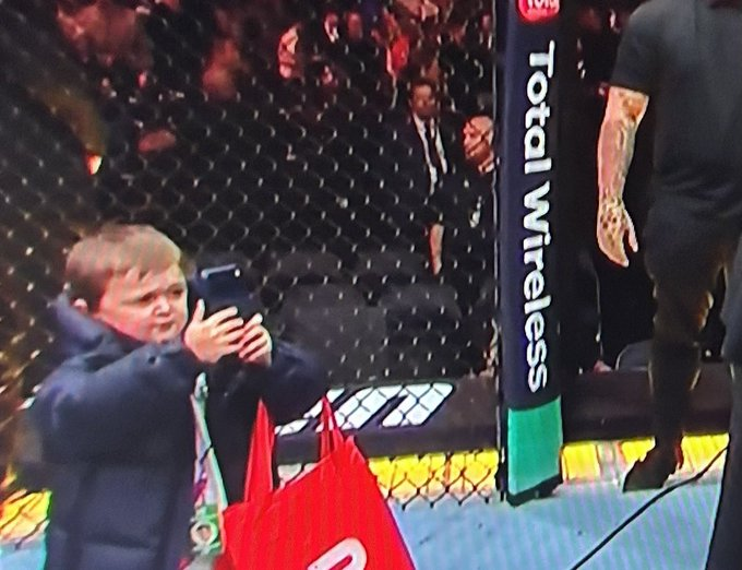 big_business_'s tweet image. Why Hasbulla in the octagon with a DoorDash bag #UFC322