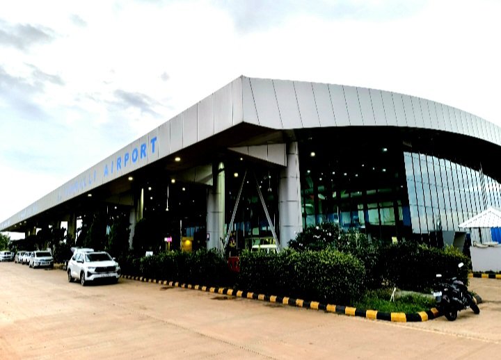 aaihbxairport's tweet image. Flight snapshot at #HubballiAirport on 14/11/2025
Sked Arrivals: 06 flights 675pax
Sked Departures: 06 flights 617pax
Our skies remain ready to welcome and send you off on your journeys seamlessly.
Total pax 1292🙂 Total sked mov 12
#FlightUpdate
@AAI_Official @AAIRHQSR @aairedsr