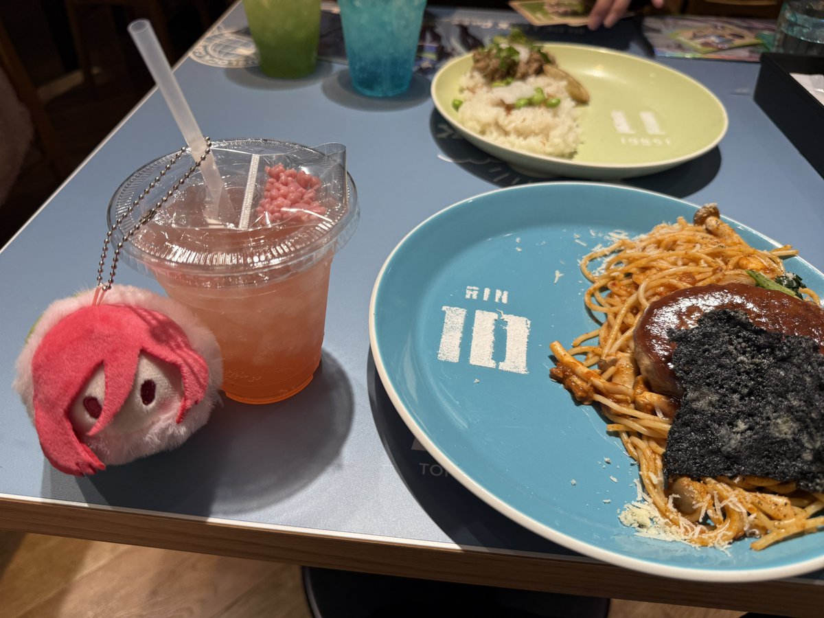 hatch_8's tweet image. 先週、つなんさんとカフェ行ったやつ〜!!
2コマ入った!!凛ちゃんをひおりん、士道をちぎりんカラーということに。笑

【凪 誠士郎】ブラックレモンドリア、レモンティー
【士道 龍聖】ピンクグレープフルーツソーダ(はじけるチョコ添え)
【糸師 凛】ミートパスタ、ラムネゼリーソーダ