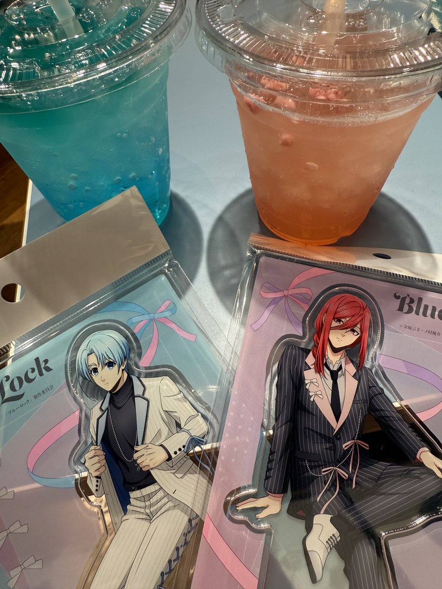 hatch_8's tweet image. 先週、つなんさんとカフェ行ったやつ〜!!
2コマ入った!!凛ちゃんをひおりん、士道をちぎりんカラーということに。笑

【凪 誠士郎】ブラックレモンドリア、レモンティー
【士道 龍聖】ピンクグレープフルーツソーダ(はじけるチョコ添え)
【糸師 凛】ミートパスタ、ラムネゼリーソーダ