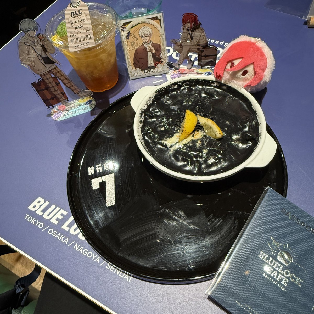 hatch_8's tweet image. 先週、つなんさんとカフェ行ったやつ〜!!
2コマ入った!!凛ちゃんをひおりん、士道をちぎりんカラーということに。笑

【凪 誠士郎】ブラックレモンドリア、レモンティー
【士道 龍聖】ピンクグレープフルーツソーダ(はじけるチョコ添え)
【糸師 凛】ミートパスタ、ラムネゼリーソーダ