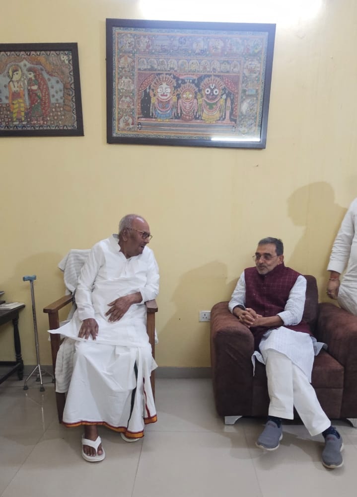 UpendraKushRLM's tweet image. पटना: जदयू के वरिष्ठ नेता आदरणीय श्री वशिष्ठ नारायण सिंह जी से मिलकर एनडीए की शानदार जीत के लिए उन्हें बधाई दी।