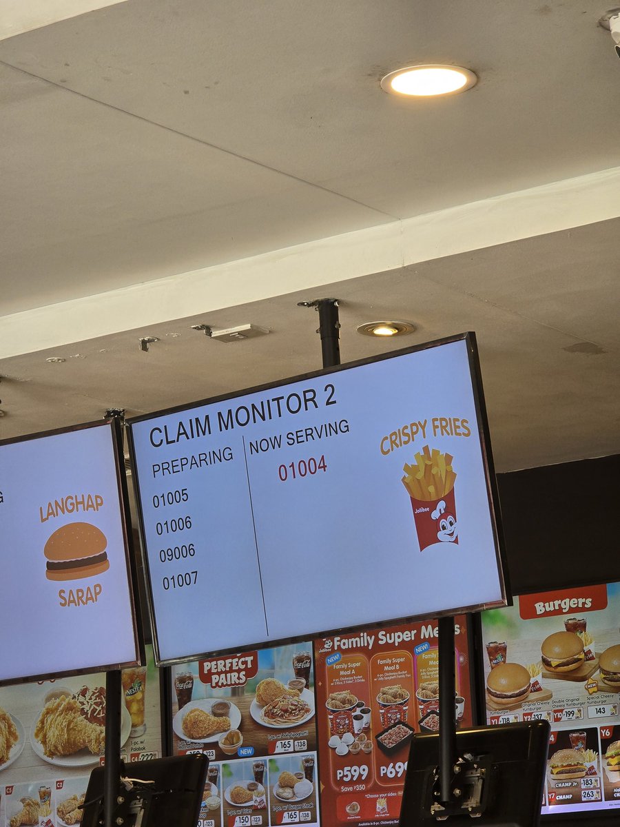 darlingwoo_'s tweet image. yes, jollibee. i get it. he&apos;s still serving.