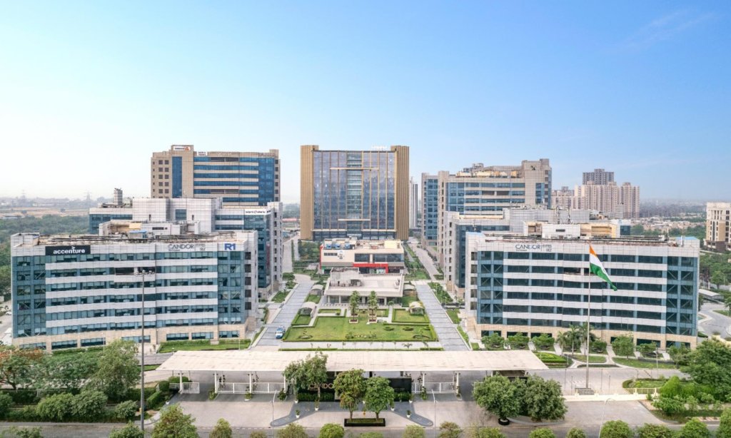 NoidaUpdatesX's tweet image. 🚨Such a wastage of prime IT/ITes land parcel

3 large plots, each measuring approx. 25-acre land 
remain vacant since last 20 years. These were allotted to below shady firms for IT Parks/SEZ in Noida sector 143-144, but never kicked off production/IT park as per land use

1)…