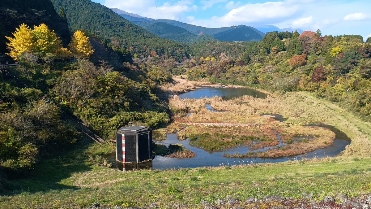 【#大倉川農地防災ダム】①
先日、大倉川農地防災ダムへ２度目の訪問。今回の訪問では富士山を眺める事ができ、大満足。洪水吐はかなり迫力が有った。
上流側は普段貯水をしない為、からからだった。