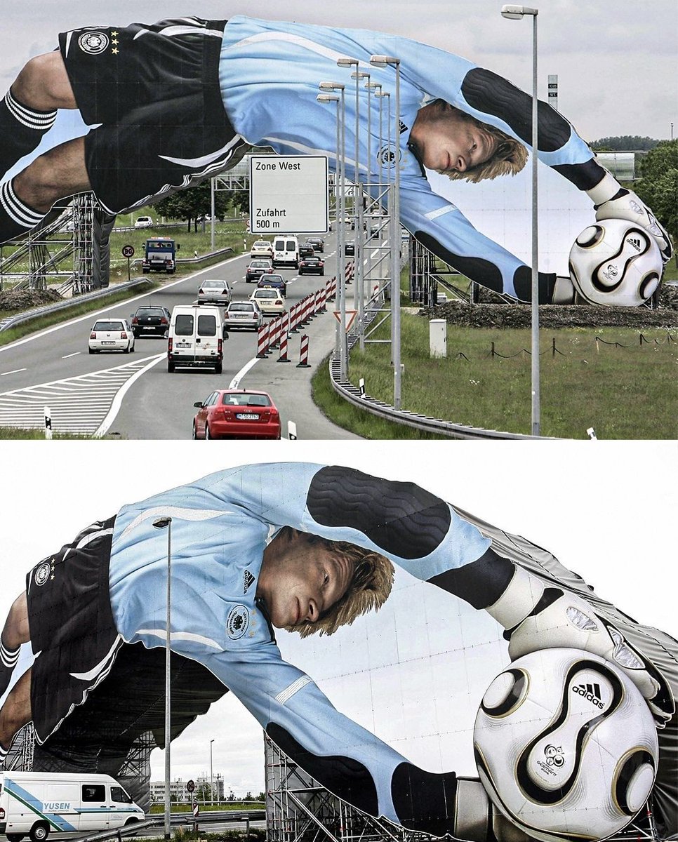 VibesFoot's tweet image. Retour en 2006, lorsque adidas a installé un pont géant à l'effigie d'Oliver Kahn à Munich avant la Coupe du Monde 2006 🤩🇩🇪