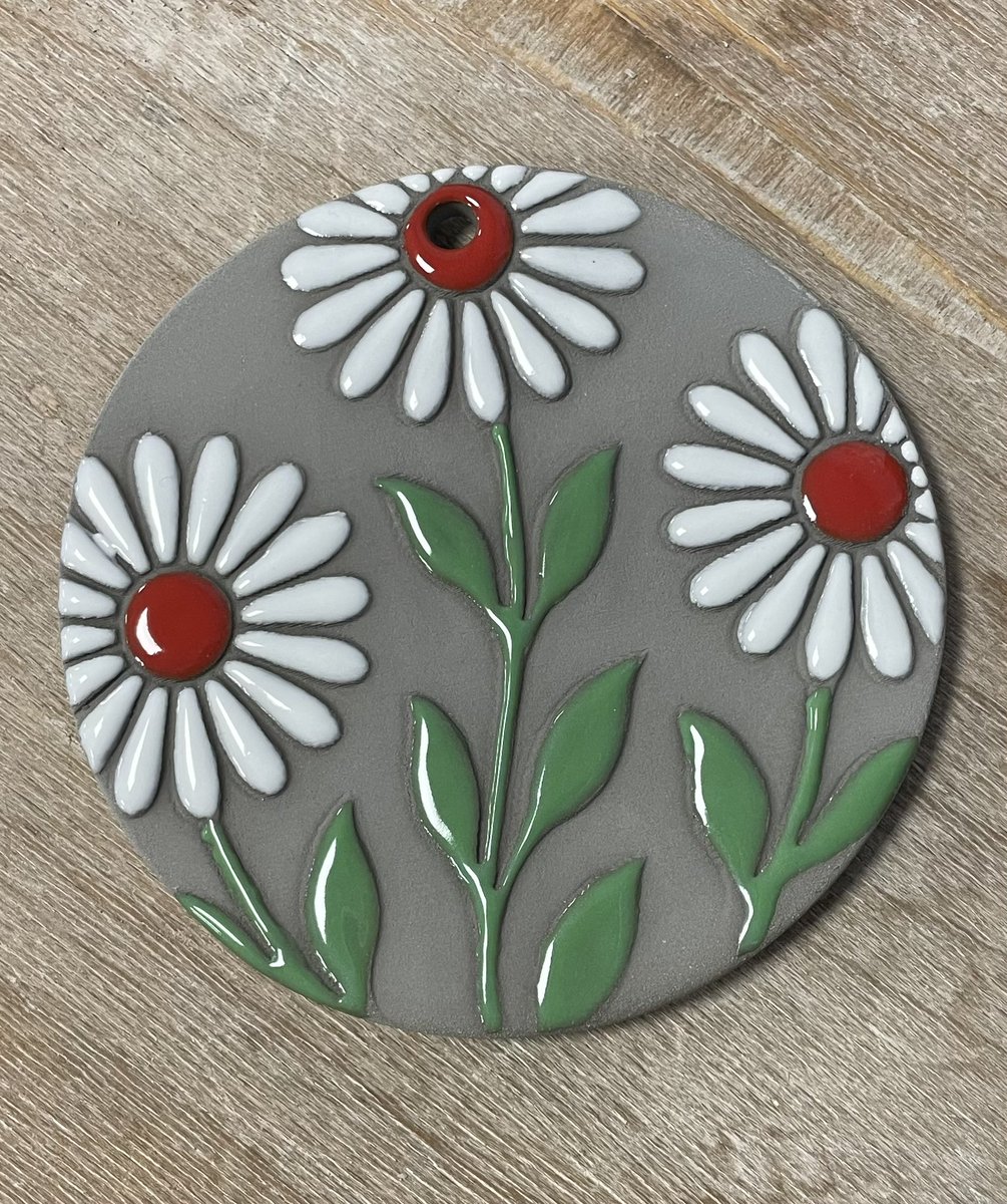 Deze tegel was om uit te proberen en is wat mij betreft goed gelukt! Volgende project wordt een schaal met deze bloemen #maaikekeramiek