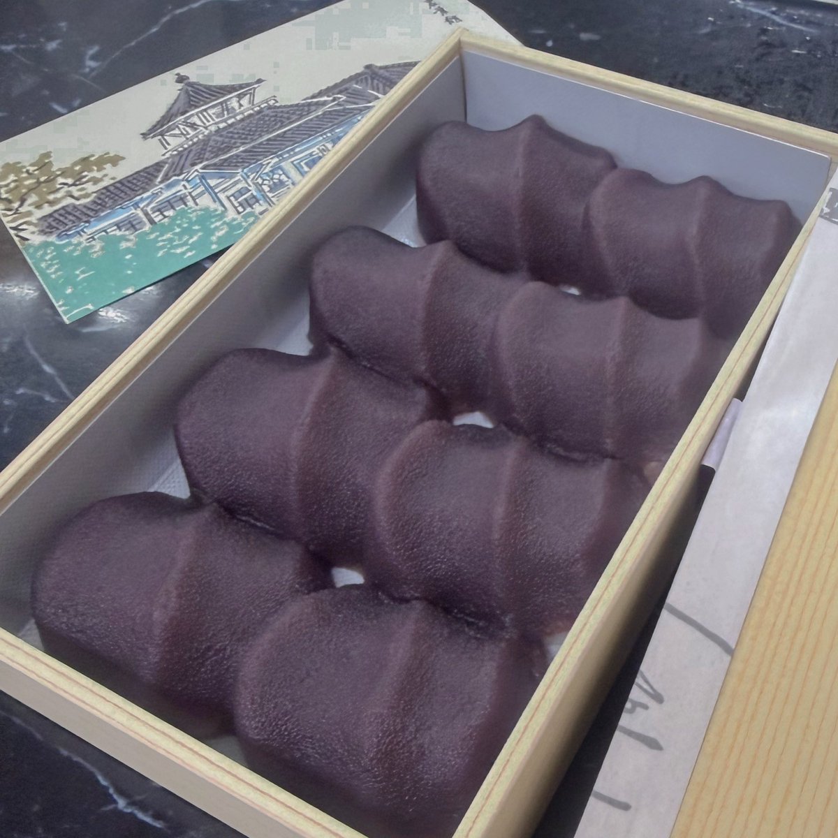 SCARSOFMOMENT_B's tweet image. 昨日、楽屋でのんびりしてる所
素敵な写真を撮って頂きました！！
(エアベースしてるなw) / 📷ミッチーさん

あと、大量のみかん🍊！赤福！

White Tangやんぬさんに
ちいかわ歯ブラシも頂いた😭

青色壱号さん、🐌の零さん
も、楽屋にお土産くれてたし🥺

ありがとう。優しい🫶世界