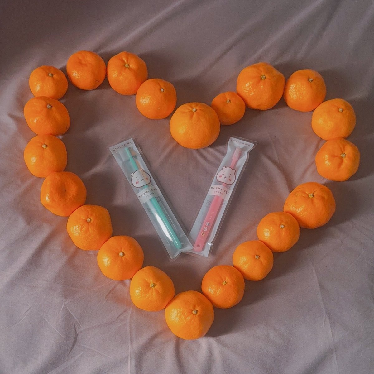 SCARSOFMOMENT_B's tweet image. 昨日、楽屋でのんびりしてる所
素敵な写真を撮って頂きました！！
(エアベースしてるなw) / 📷ミッチーさん

あと、大量のみかん🍊！赤福！

White Tangやんぬさんに
ちいかわ歯ブラシも頂いた😭

青色壱号さん、🐌の零さん
も、楽屋にお土産くれてたし🥺

ありがとう。優しい🫶世界