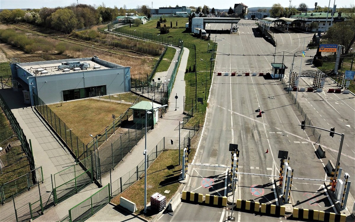 Pillandia's tweet image. Al confine tra Polonia 🇵🇱 (in basso) ed Ucraina 🇺🇦 (dopo la linea doppia trasversale sull'asfalto, sulla prima foto) nel 2020. 
pillandia.blogspot.com/p/avaleht-iniz… 

#Medyka #Poland #Ukraine #Border