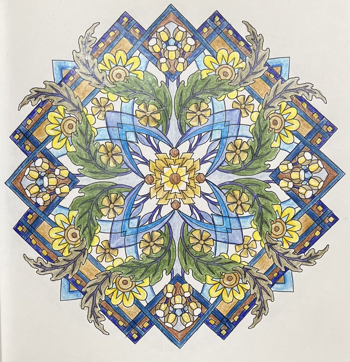 マンダラも完成⭐️ このシンシアエマリーさんの曼荼羅塗りやすいん