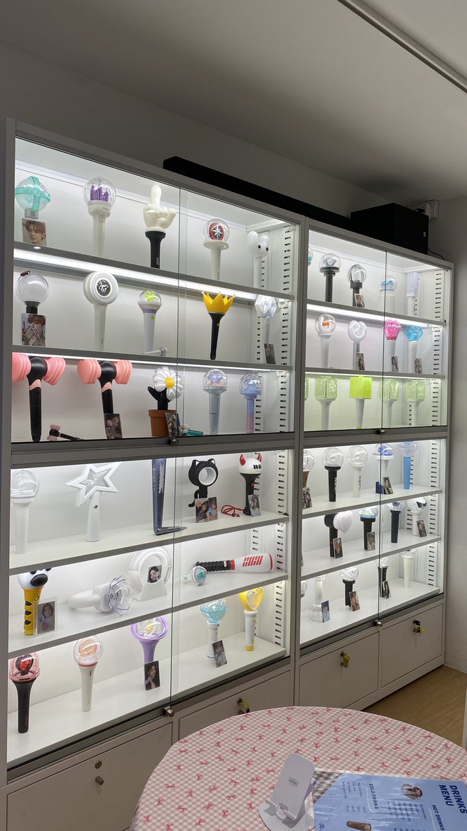 yujinzbae's tweet photo. ramai rupanya tk tau kewujudan XD Universe ni kt SS15…for me price range still acceptable la album mostly below rm100 here…kt sini pun ada tempat untuk lepak+order drinks so bole unbox album smbil minum ii..+1 lgi sbb ada photobooth https://t.co/JioTpldRML