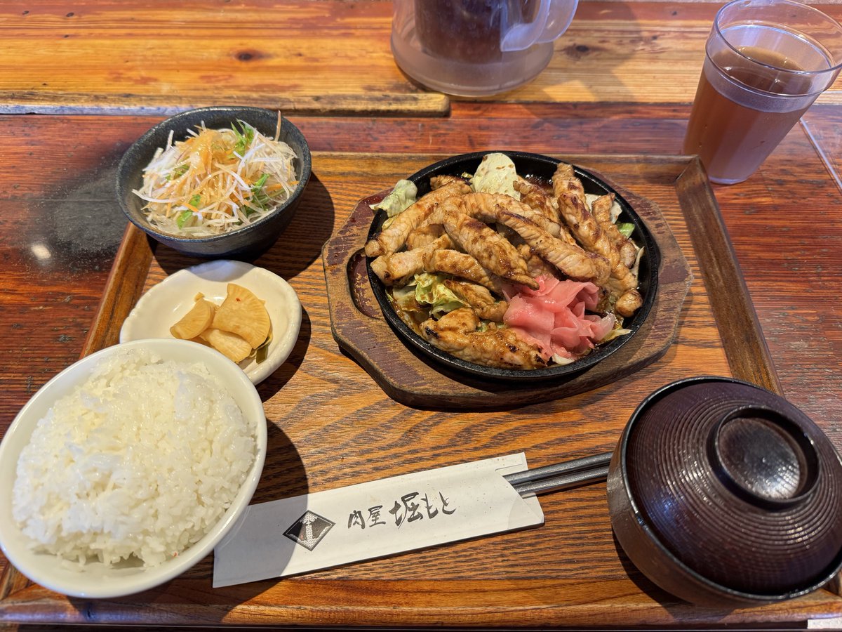 iMosk5's tweet photo. 堀もとで生姜焼き定食ご飯おかわり無料。美味かったけど、今度はタレ焼肉にしよう。 https://t.co/1DiXSpiix8
