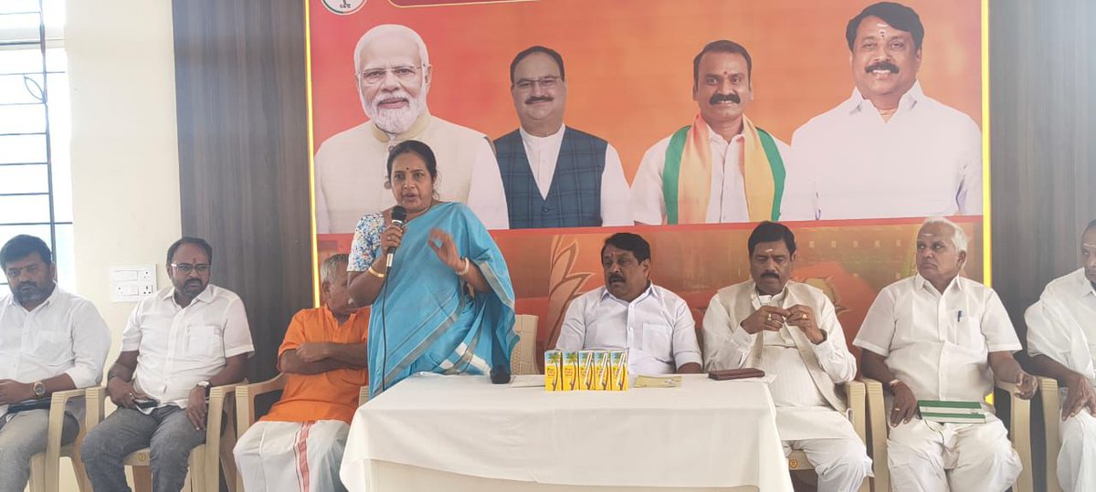 VanathiBJP's tweet photo. மாண்புமிகு பாரத பிரதமர் திரு. @narendramodi அவர்களின் கோவை வருகை  தொடர்பாக , இன்று கோவை மாவட்ட தலைமை அலுவலகத்தில்  கட்சி நிர்வாகிகளுடன் ஆலோசனை கூட்டம் மாநில தலைவர் திரு @NainarBJP தலைமையில் நடைபெற்றது.

இந்த நிகழ்வில் பாஜக தேசிய செயலாளர் மற்றும் தமிழக மேலிட பொறுப்பாளர் திரு. @MenonArvindBJP அவர்கள் ,
மாநில பொதுச் செயலாளர் திரு. @apmbjp அவர்கள் , மாநில அமைப்பு பொது செயலாளர் திரு @KesavaVinayakan , மாநில துணைத் தலைவர் பேராசிரியர் @pkspathi  , மற்றும் கோவை மாவட்ட தலைவர் திரு @jrameshkumarbjp குமார் ஆகியோர் உடனிருந்தனர்.