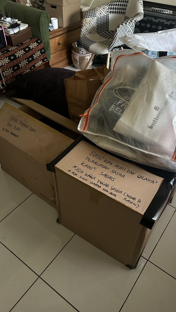 klikiis's tweet photo. Udah lama ga update 😂 
Kemarin fokus beresin kamar Ario di Ciledug sebelum kepindahan kami, mindahin barang2 di laci dan lemari.

Sorenya Ario nemenin ke GBK ngecek Ann’s trs makan sore di PS sama Ayah.

Hari ini beberes lagi, siang ini Ario padel, aku mau menikmati me time 😬 https://t.co/407r4bhzqt