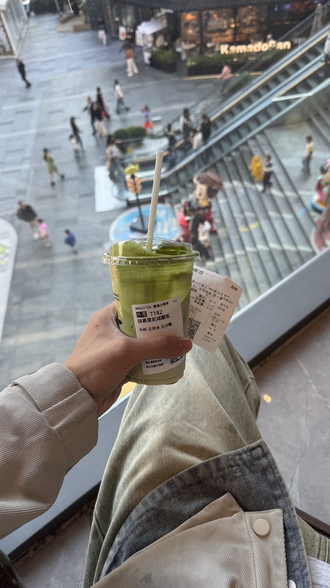 一个人看鬼灭之茉莉奶白的抹茶茉莉咸酪乳好好喝