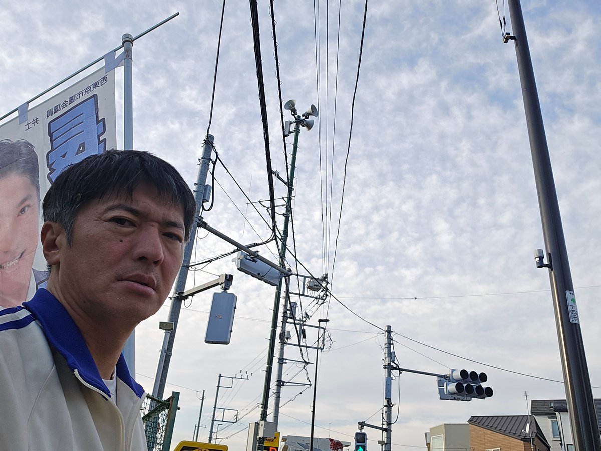 六角地蔵尊交差点で挨拶。西東京市の高齢者救急代理通報サービスは、６５歳以上の高齢者のみ世帯で、世帯者全員に身体上慢性疾患があり主治医から常時注意を要する状態の方に救急代理通報機器の貸与事業を行っている。負担金額は月額５２８円。