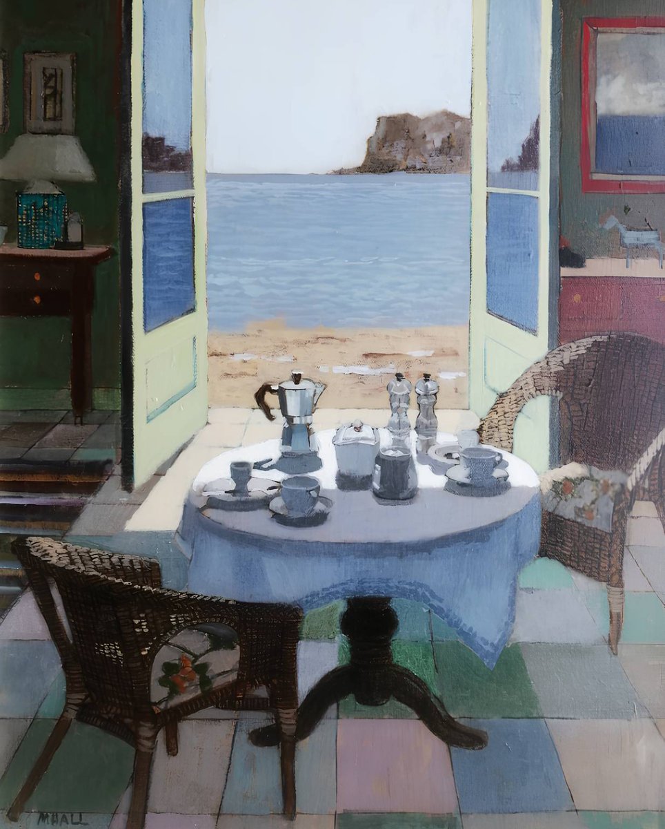 Sabahın sona erip öğleye yaklaştığı o kısa anlarından bir durak… Resmin adı “Geç Kahvaltı”. Nasıl geç olmasın? Belli ki Akdeniz kıyısı. Kapı ardına dek açık; tuz kokusu hafifçe içeri giriyor. Kumsal boş, hava ılık. Bu resim insanı tek hamlede başka bir yere götürüyor.