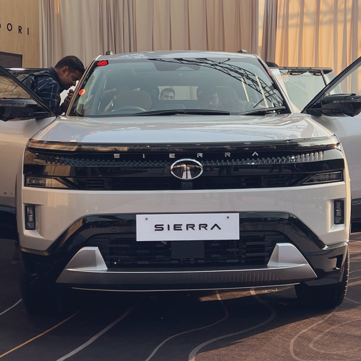 volklub's tweet image. Tata Sierra looks the best in silver.

Sharp elements, a few subtle lines, and the dual-tone effect with some black elements make it look its best in silver. Very similar to why the Virtus looks great in silver too for the same reason.

I didn’t shoot much yesterday and was just…