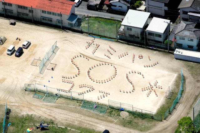 Ysxyf05DCl33391's tweet image. クロミさんも言ってくれてたけど、中居くんは熊本に来てくれた時「頑張ってね」とか「頑張って下さい」とか一切言わなかった。
話の流れでつい出ちゃいそうな定番フレーズなのに。

直江先生と同じだ！😊と後で思ったし、既に頑張り中の被災者に更に「頑張れ」とは言わない、その心遣いも嬉しかった。