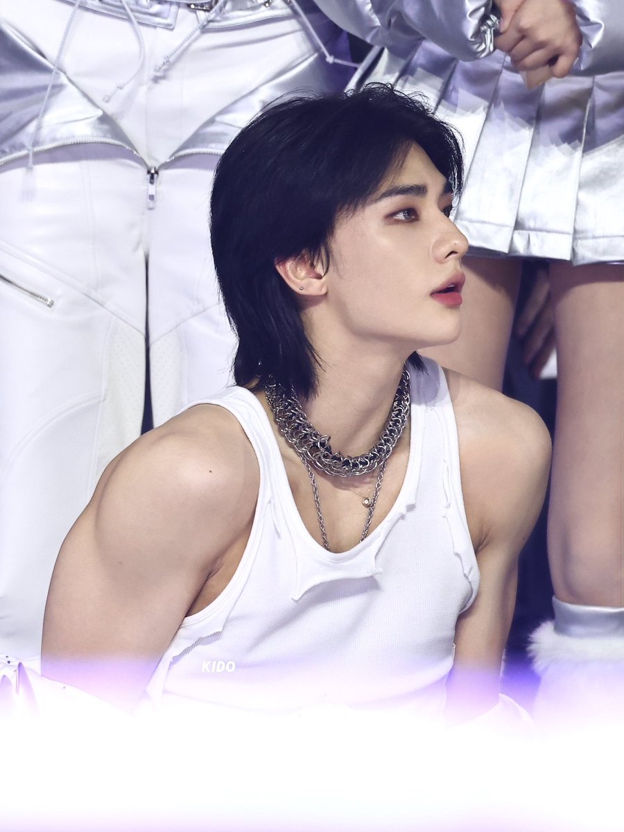 cherryjinnnn's tweet image. I can’t blame the people at the venue for stealing glances at hyunjin because look at him