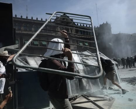 ChaiAndChaosss's tweet photo. SHOCKING: Gen Z protesters just BREACHED the National Palace in Mexico City! Overwhelmed cops retreat as crowds pour in, screaming for Sheinbaum's head. 120+ injured, tear gas everywhere. This is what happens when a gov ignores the narcos killing your heroes. #MexicoProtest #NarcoState