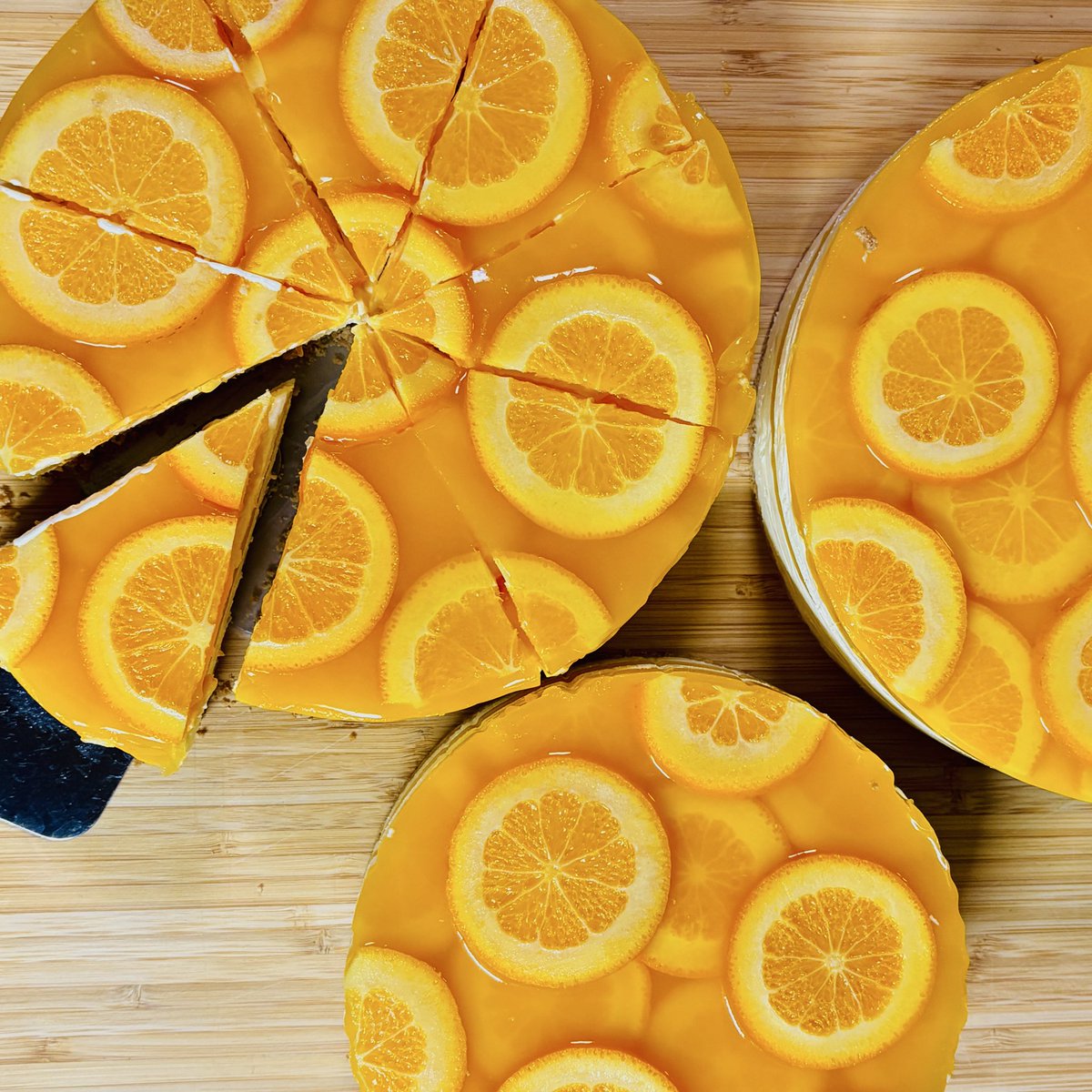 screengames3's tweet image. ◾️11/16(日)

本日の限定デザートは

オレンジたっぷり使った爽やかな

オレンジチーズケーキ🍊

週末は限定デザートあります。

SCREENで美味しくボドゲ楽しんじゃおう！

ーーー
週末は満席になる事がたまにあるので、事前に電話、DMで予約もらえるとありがたいです🐶

ーーー
ボードゲームカフェ…