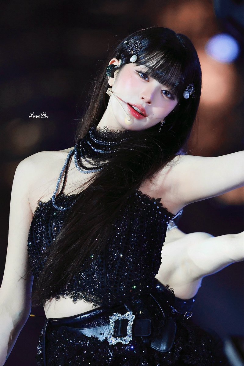 viadawm's tweet image. Just scrolled past this and legit thought “why is Wonyoung at a #BABYMONSTER show??” 😭

#RORA and Wonyoung look INSANELY similar when they both have bangs.