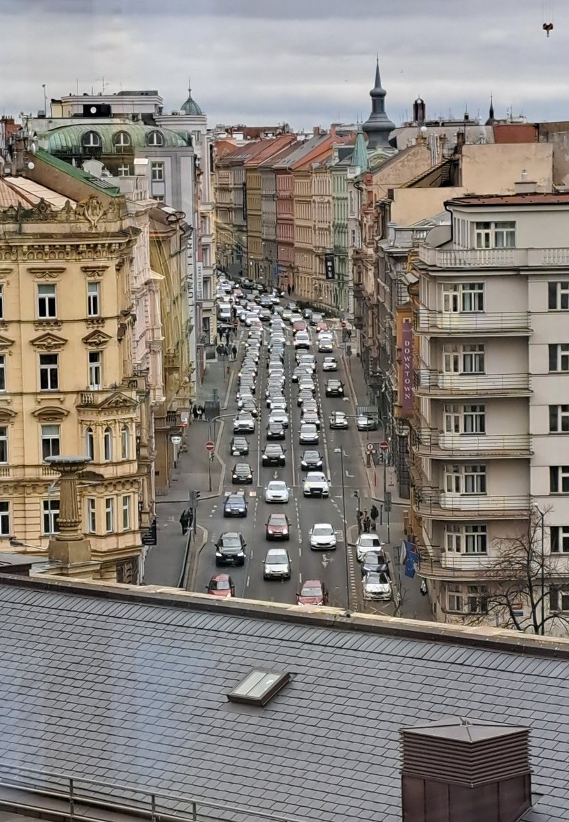 Chtěli byste tady bydlet s rodinou?
Vyvětrat si oknem do ulice?
Posedět na balkoně?
Pustit tudy dítě samotné do školy?
Chodit tudy na nákup nebo na kávu?
Zastavit se na ulici na kus řeči se sousedy?

Aha! Takže to asi nebude nejideálnější podoba města k dobrému životu.