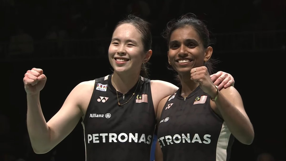 BusinessTodayM1's tweet image. Pearly Tan and M. Thinaah have DONE IT! Malaysia’s top women’s doubles pair stormed to the Kumamoto Masters title, edging out Japan’s world No. 7 duo 22–20, 21–19. Their third title of the year, and their seventh final in an incredible 2025 run.

#PearlyThinaah #MalaysiaBoleh…